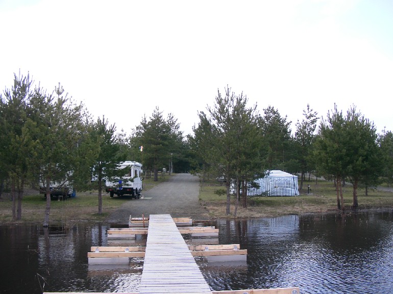 Blick vom See zum Campingplatz